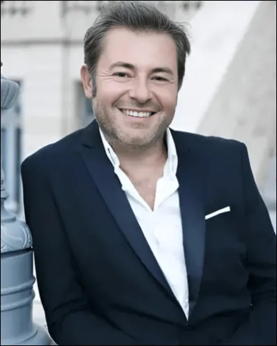 À quel âge Jérôme Anthony débute-t-il sa carrière en tant qu'animateur radio ?