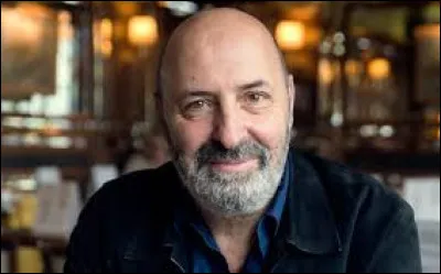 Qui est ce cin&eacute;aste, r&eacute;alisateur de la s&eacute;rie t&eacute;l&eacute;vis&eacute;e ''Salade grecque'' ?