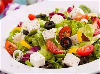 Quel fromage entre dans la composition de la salade grecque ?