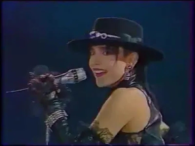 En 1986, quelle chanteuse clamait "Sauvez-moi" dans l'un de ses albums ?