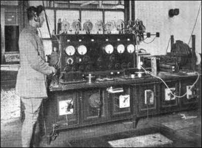 D'où la première station de radiodiffusion française émet-elle ses premiers programmes quotidiens dans les années 1920 ?