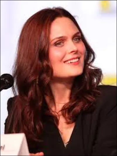 Grâce à quelle série télévisée Emily Deschanel accède t-elle à la notoriété ?