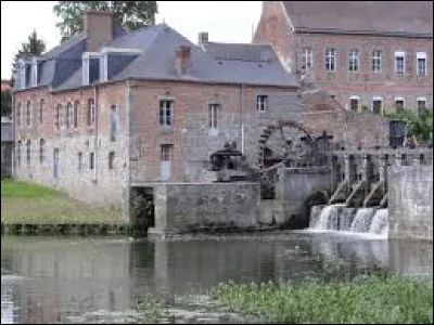 Dans quelle région administrative de France se situe la ville de Maroilles ?