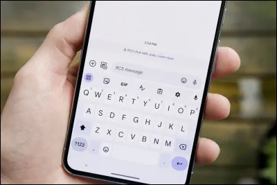 Comment s'appelle la stalkeuse de Mercredi ?