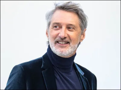 Qui est cet animateur grâce auquel il s'est fait connaitre à la télévision ?