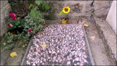Dans quel grand cimetière parisien est-il inhumé ?
