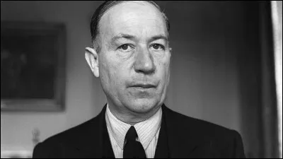 Qui est cet écrivain, diplomate et académicien français, auteur de cette citation : ''C'est comme dans le mariage : d'abord sous le gui, ensuite sur le houx." ? (Lisez bien les noms)