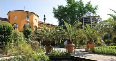 Dans quel pays fut créé le premier jardin botanique ?