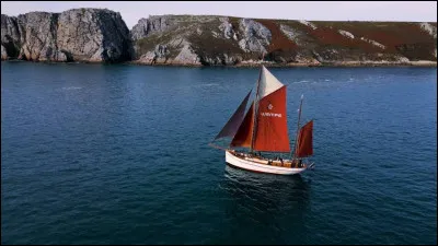 En navigation, quelle position indique les tables éphémérides des nautiques ?