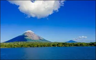 Quel est le pays d'Amérique centrale dont le nom contient un mot signifiant "eau" en espagnol ?