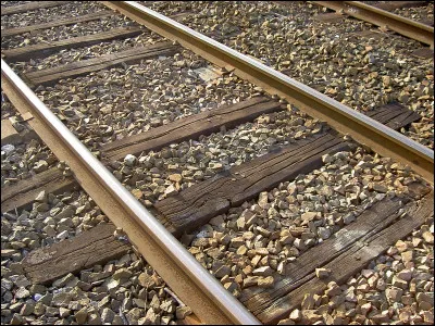 Sur quoi sont fixés les rails d'une voie ferrée classique ?