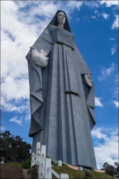 Dans quel pays trouve-t-on la statue de la Vierge de la Paix ?