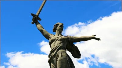 Dans quel pays trouve-t-on la statue de la Mère-Patrie ?