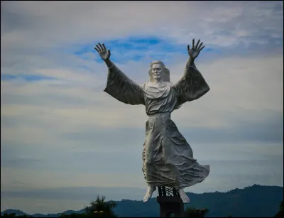 Dans quel pays trouve-t-on le Christ de Manado ?