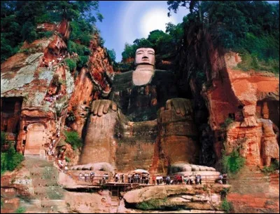 Où trouve-t-on le Grand Bouddha de Leshan ?