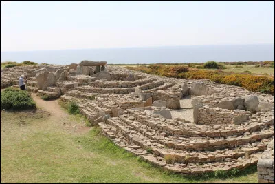 Où se situe l'une des plus anciennes traces de foyer aménagés d'Europe ?