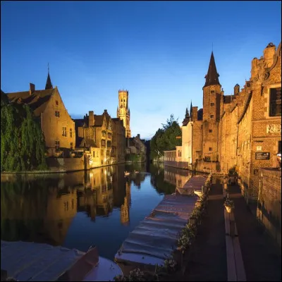 Dans le film d'espionnage de Martin McDonagh, depuis quelle ville les tueurs à gages envoient-ils leurs "Bons Baisers..." ?