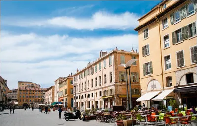 De quelle ville Émile Zola décrit-il les mystères ?