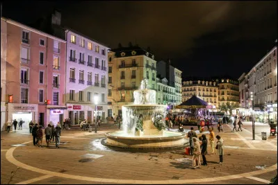 Dans un sketch de Fernand Raynaud, il disait "Ne me parle pas de cette ville". Laquelle ?