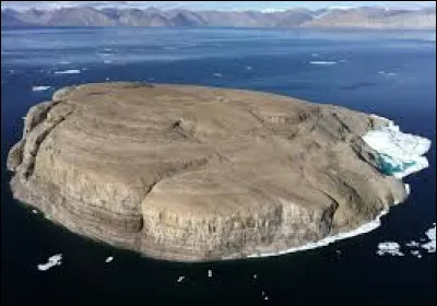 Quels sont les deux pays se partageant le territoire de la petite île d'Hans (1,3 km2) située dans l'océan Arctique (Baie de Baffin) ?