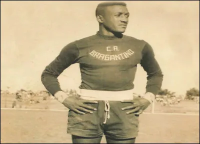 Quel footballeur brésilien est surnommé Oceania ?