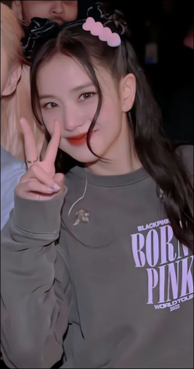 Qui est-elle dans le groupe ?