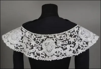 Langue française : Quel mot désigne une sorte de volant souvent en dentelle qui agrémentait le large décolleté des robes de femmes, très en vogue entre 1830 et 1860 ?