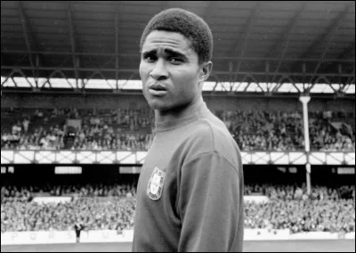 Quel footballeur portugais né au Mozambique a été une véritable star des années 1960 et 1970 ?