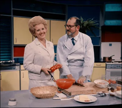 Quel chef français du Grand Véfour fut l'un des pionniers de la cuisine à la télévision ?