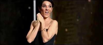 D'après un sketch de Florence Foresti, qu'est-ce que les garçons veulent toujours faire en vacances à la mer ?