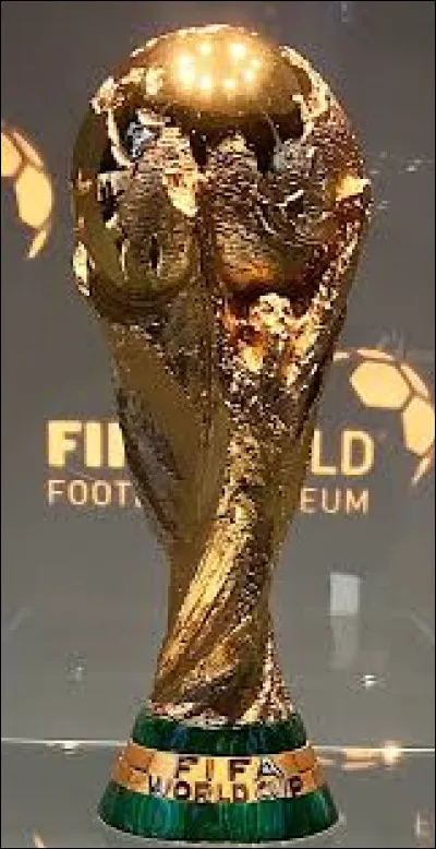 Comment fut appelé le trophée remis au pays vainqueur de la Coupe du monde de football de 1930 à 1970 ?