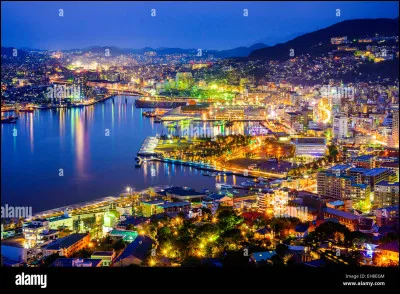 Quel pays étranger a fait de Nagasaki une ville portuaire et prospère, au XVIe siècle ?