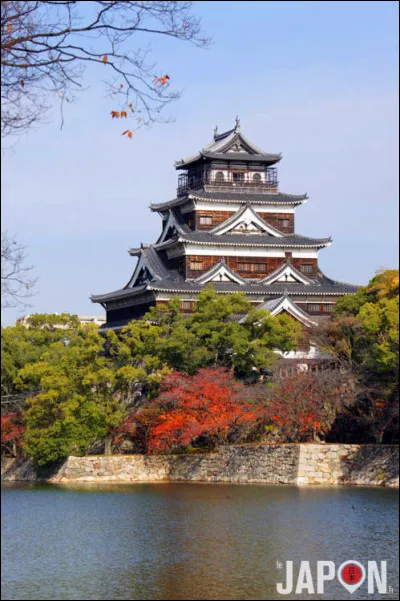 En quelle année a-t-on reconstruit le château d'Hiroshima ?