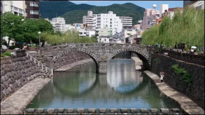 À quel moment le pont Megane à Nagasaki a-t-il subi des dommages en raison de la montée des eaux du fleuve Nakashima ?