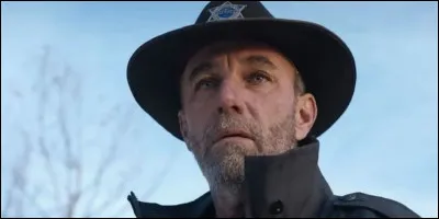 Que découvre Mercredi en fouillant la cabane du shérif Galpin ?