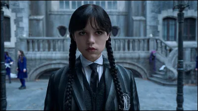 Que décide Mercredi à propos de l'académie Nevermore ?