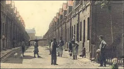 Complétez les paroles de la chanson de Pierre Bachelet, les Corons, dédiée au monde minier du Nord-Pas-de-Calais : "Y'avait à la mairie, le jour de la kermesse..." :