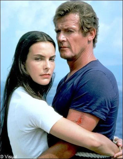 Dans quel "James Bond" l'actrice Carole Bouquet joue-t-elle aux côtés de Roger Moore ?