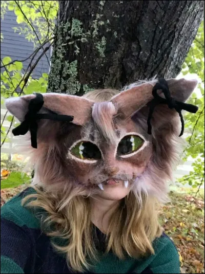 Une personne porte un masque d'animal, qu'est-ce qu'elle est ?