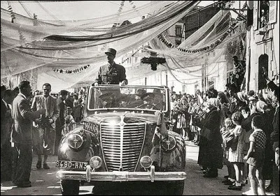 Dans quelle ville le Général est-il accueilli sous des filets de pêcheurs ?