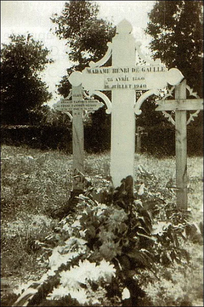 Quel geste symbolique font les habitants bretons sur la tombe de Jeanne de Gaulle à Paimpont ?