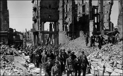 À votre avis, où se trouve le Général en juillet 1945 ?