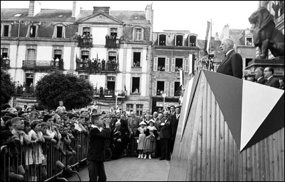 Dans quelle autre ville bretonne plus au sud, se rend le Général ?