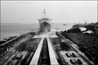 En 1960, de Gaulle assite au lancement du Paquebot France. Dans quelle ville bretonne se fait cette inauguration ?