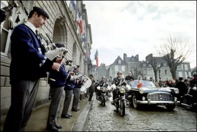 Quel est cet instrument traditionnel qui accueille le Général à Quimper ?