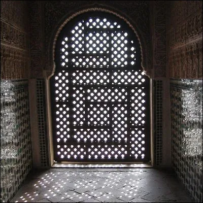 En architecture musulmane, comment appelle-t-on une cloison ajourée faite de panneaux de bois tourné permettant la ventilation ?