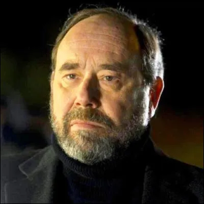 Quelle mini-série en six épisodes raconte la traque dun violeur en série sur trente ans ?