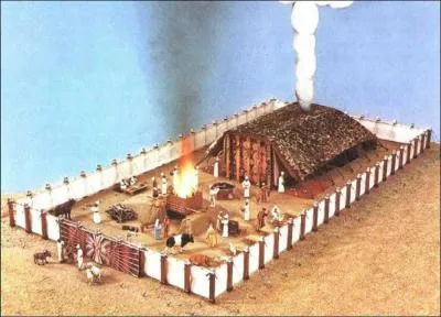 Dieu avait pardonn  son peuple et commena alors la construction du sanctuaire terrestre. Avec quoi fut-il en majorit construit ?