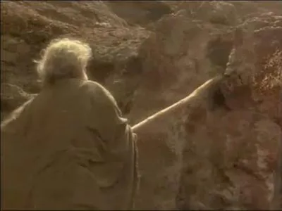 Arriv  Kads, le peuple murmura contre Mose et Aaron au sujet de l'eau. Dieu leur ordonna de parler au rocher pour en avoir. Excd par le peuple, Mose frappa le rocher. O cela arriva -t-il ?