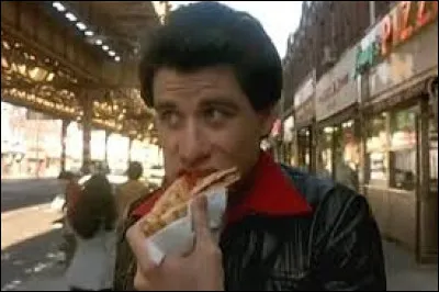 Au début de quel film voit-on John Travolta commander deux parts de pizza dans Brooklyn ?
